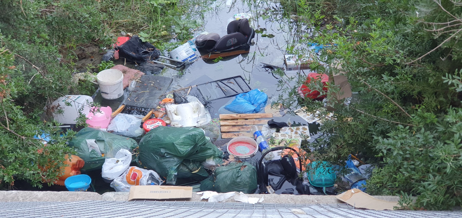*Important Update:* Following the very heavy rainfall on August 29 2026, a significant amount of the garbage previously accumulated here appears to have been swept further downstream.  At this stage, it is unclear how far the waste has been carried or to what extent it has been dispersed along the river and surrounding areas. The rainfall may therefore have resulted in the contamination and further spread of waste well beyond the areas where it was originally observed. The photo presented in the issue history for August 29 was taken before the storm.